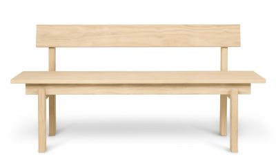 Helle Holzbank mit Rückenlehne, Peka Bank von Ferm Living, skandinavisches Design für Garten und Terrasse.